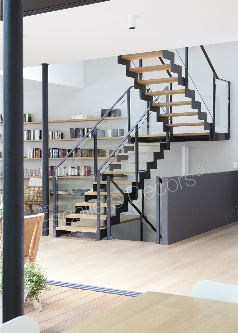 Photo DT127 - ESCA'DROIT® 2/4 Tournants avec Palier Intermédiaire. Escalier d'intérieur design en acier, bois et verre pour un intérieur type loft. Vue 9